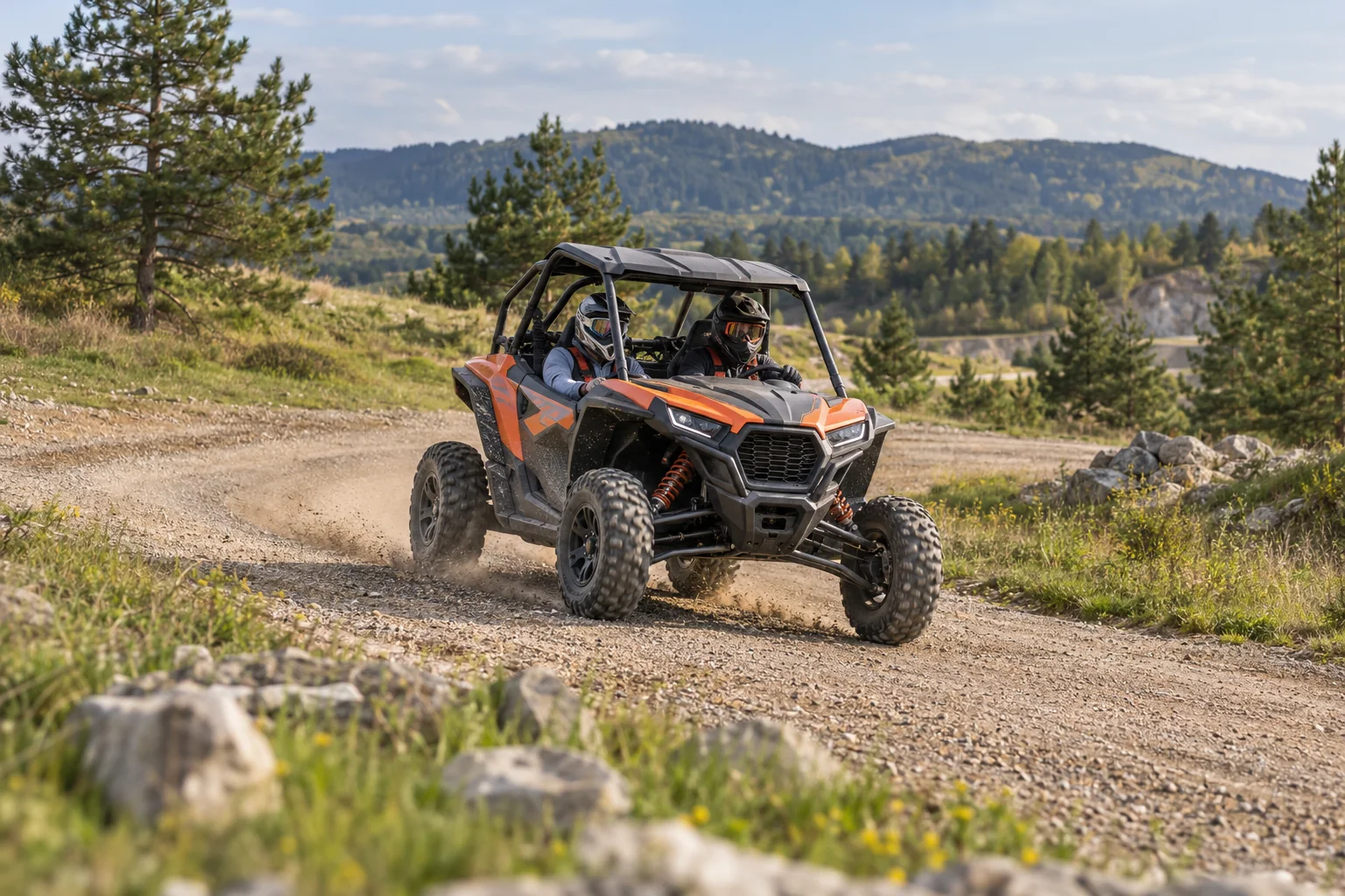 Pojazd SSV z dwiema osobami w kaskach na szutrowym torze offroadowym — ilustracja koncepcyjna AI